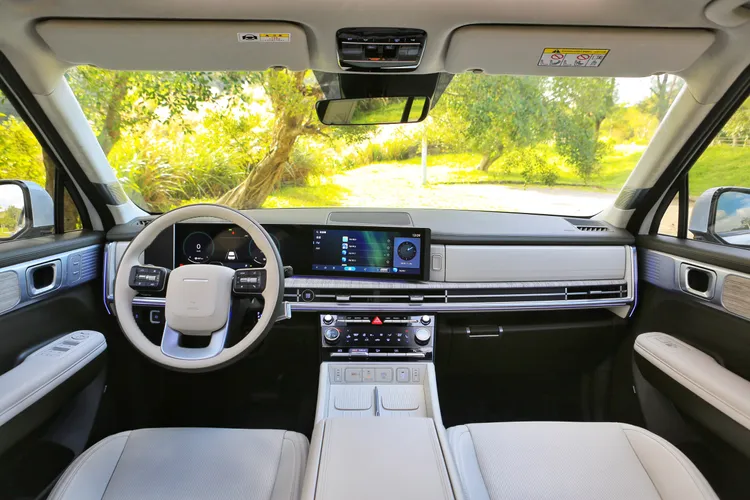 Santa Fe Calligraphy書法版透過雙12吋螢幕佈局、Nappa真皮座椅與專屬內裝配色，讓駕駛艙在質感與機能性之間取得平衡，也讓長時間乘坐更輕鬆舒適。林浩昇攝