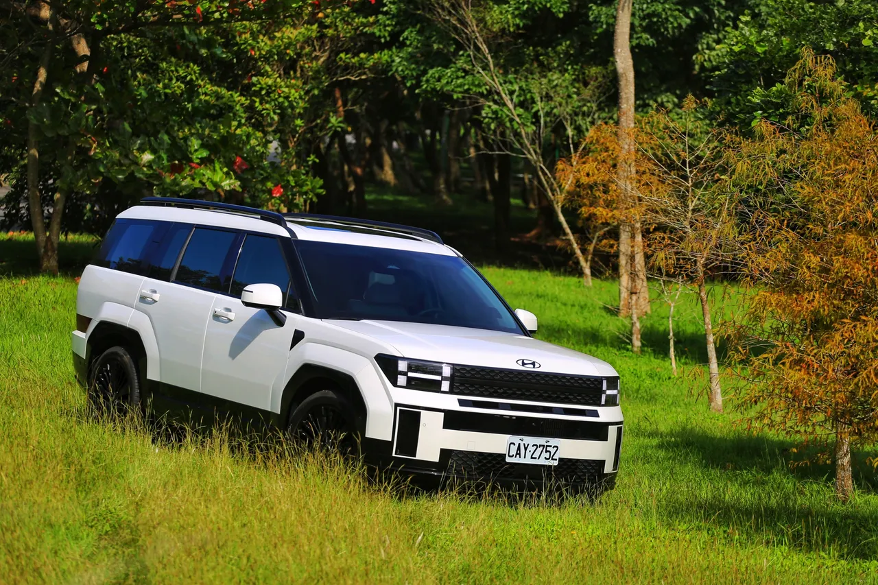 Hyundai Santa Fe Calligraphy书法版的魅力在于整体完成度，将空间、乘坐舒适度、质感与实用性放在首位，而非追求单一亮点或夸张性能。林浩升摄