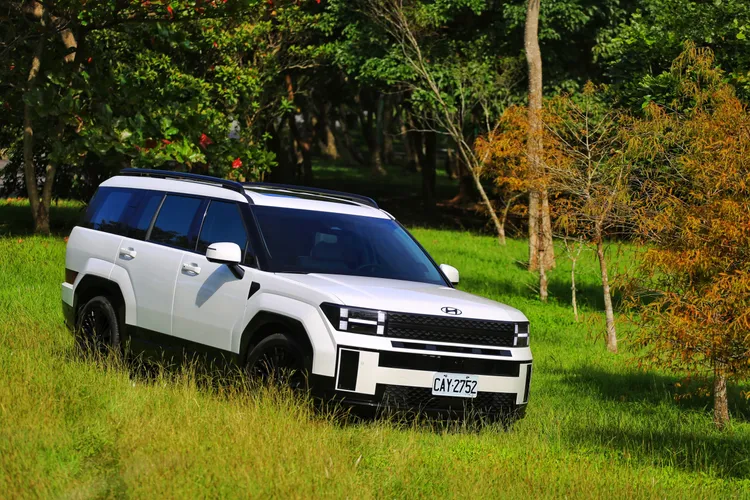 Hyundai Santa Fe Calligraphy書法版的魅力在於整體完成度，將空間、乘坐舒適度、質感與實用性放在首位，而非追求單一亮點或誇張性能。林浩昇攝