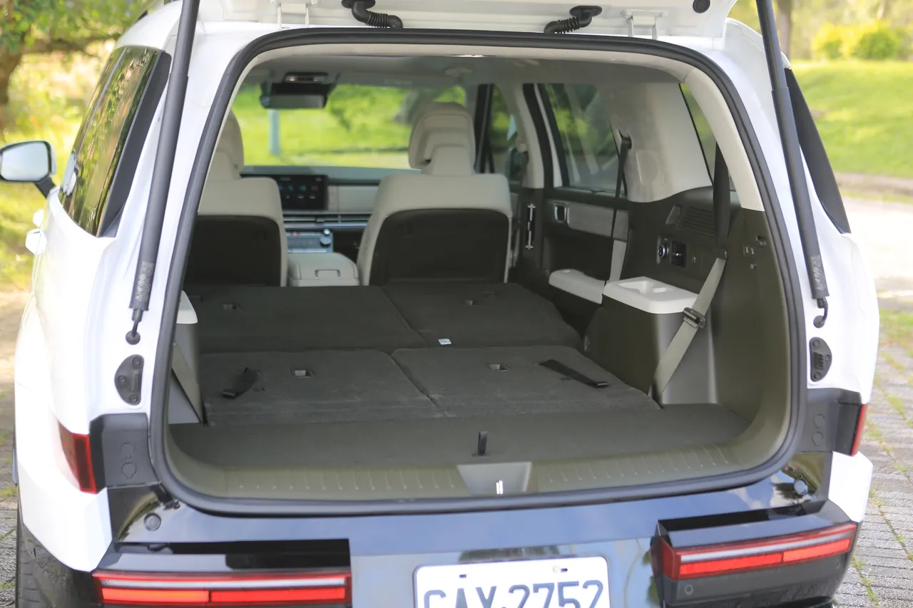 二、三排座椅完全放倒后，底板平整度出色，空间方正，无论露营装备、大型行李或车宿需求，都能轻松容纳。林浩升摄