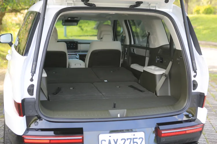 二、三排座椅完全放倒後，底板平整度出色，空間方正，無論露營裝備、大型行李或車宿需求，都能輕鬆容納。林浩昇攝