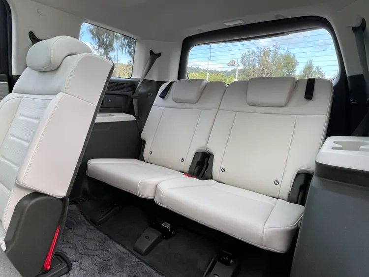 第三排空間表現出色，方正車尾設計提供充足頭部高度，椅背可調整，加上第二排滑移機制，使第三排成人乘坐也舒適實用。林浩昇攝