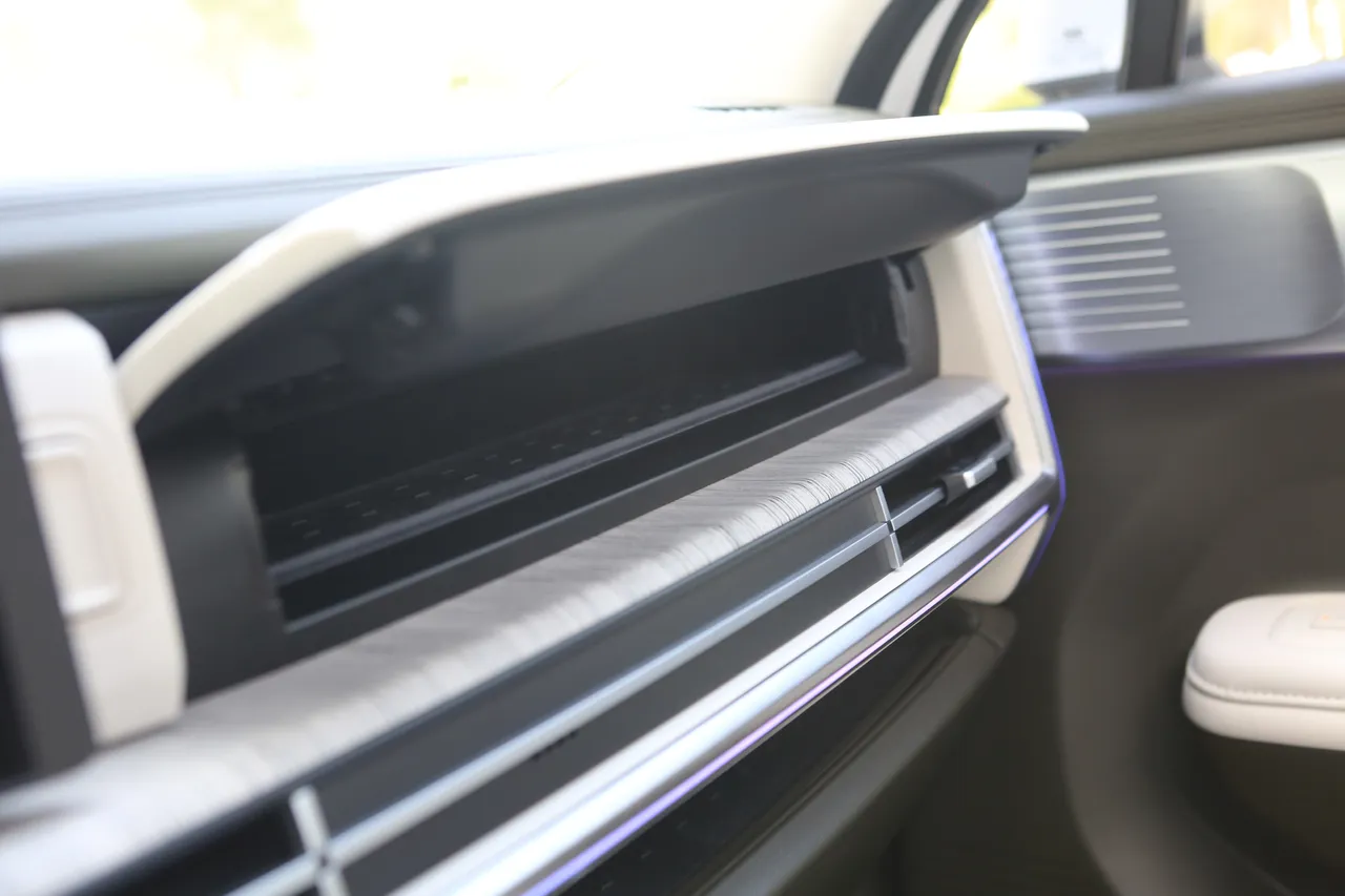 副驾上方置物箱配备UVC紫外线杀菌功能，可用来消毒手机、钱包及其他随身物品。林浩升摄