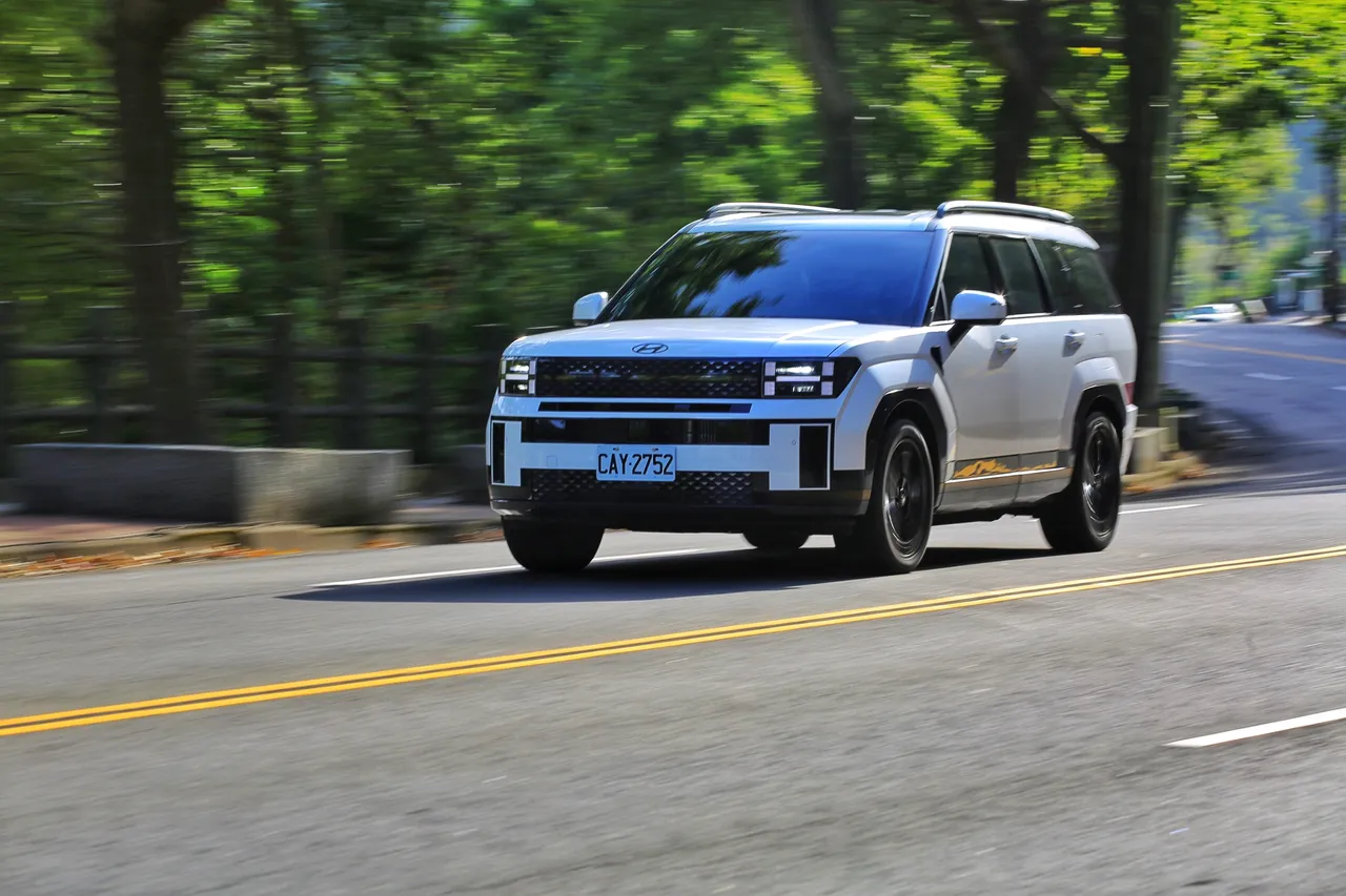 Santa Fe Calligraphy的油电动力系统运作流畅，低速自动切换纯电模式，高速或加速时引擎介入顺畅自然，六速手自排变速箱换档几乎感受不到顿挫，驾驭感受平顺且细腻。林浩升摄