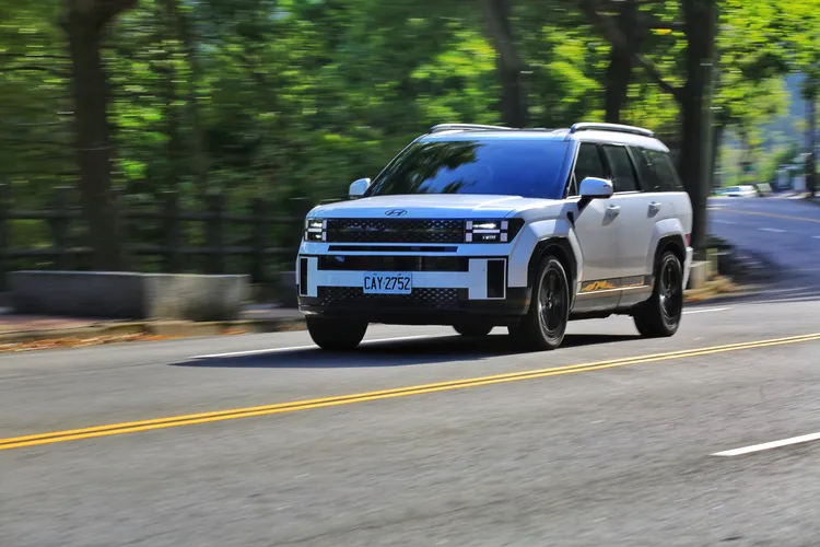 Santa Fe Calligraphy的油電動力系統運作流暢，低速自動切換純電模式，高速或加速時引擎介入順暢自然，六速手自排變速箱換檔幾乎感受不到頓挫，駕馭感受平順且細膩。林浩昇攝