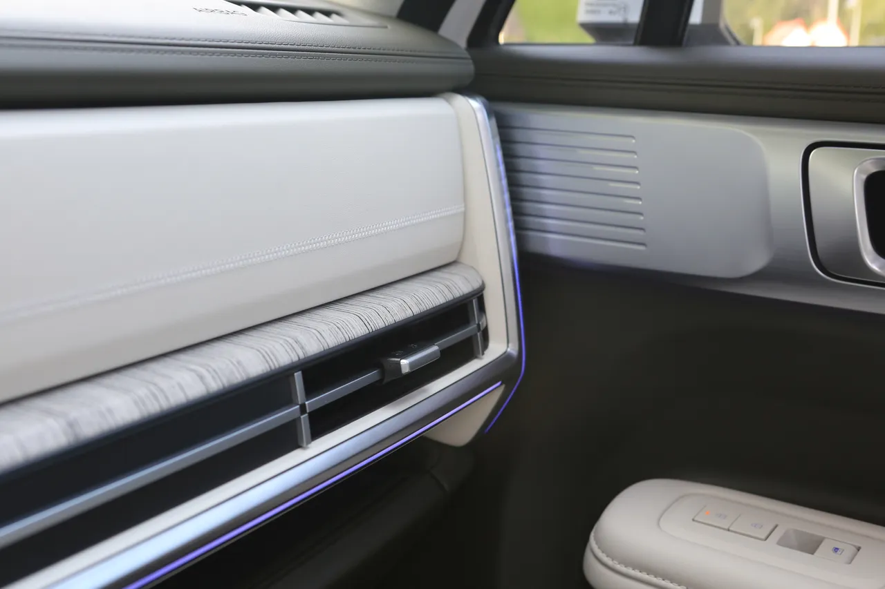 试驾车内采白绿双色设计，柔和白色为基底，橄榄绿点缀，搭配浅木纹饰板、金属线条与气氛灯，质感温润又耐看。林浩升摄