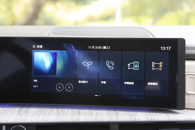 中控螢幕採用品牌新世代中文操作介面，並標配無線Apple CarPlay與Android Auto手機連接功能。林浩昇攝