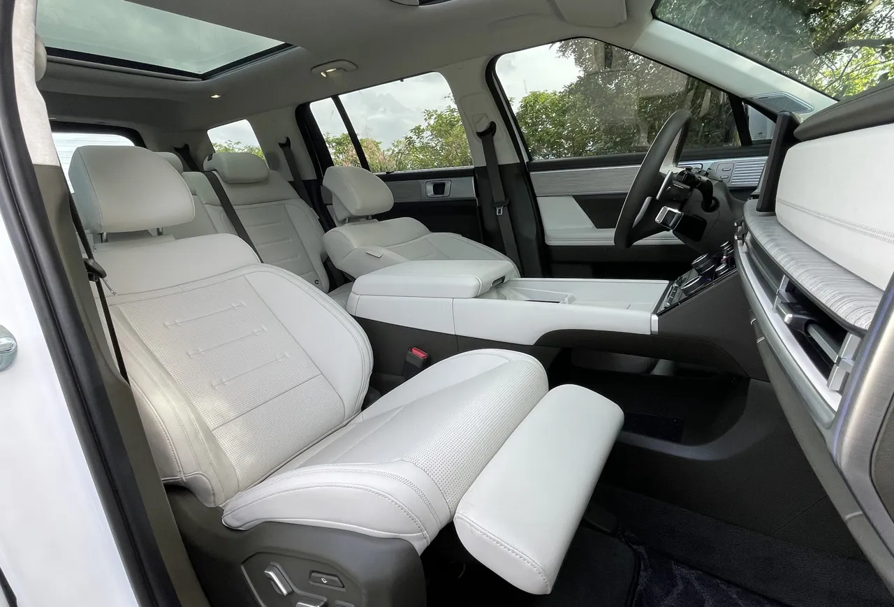 双前座配备Relaxion零重力座椅，并提供一键放松功能，让驾驶与副驾长途乘坐更舒适。林浩升摄