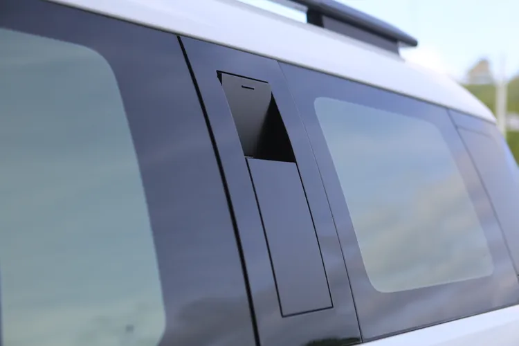 Calligraphy書法版於C柱設計Easy-Get輔助把手，貼心考量車主在裝卸車頂物品時的實際需求，讓大型休旅的使用機能更加完整。林浩昇攝