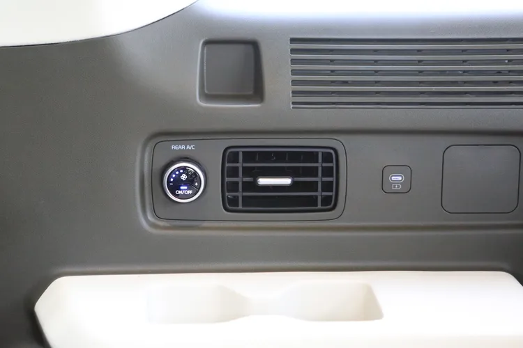 第三排兩位乘客皆享有空調出風口、置杯架與Type-C充電孔，右側乘客還可獨立調整空調風量。林浩昇攝