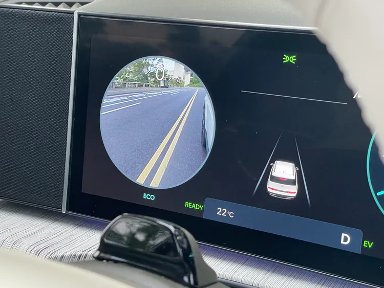 BVM盲區影像輔助系統會在方向燈操作時於數位儀錶顯示該側盲區影像，若偵測到後方來車，還會以紅色警示符號與警示音提醒駕駛。林浩昇攝