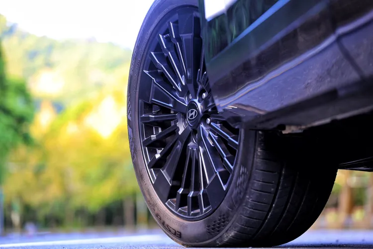 Santa Fe Calligraphy書法版標配20吋專屬鋁圈，視覺效果沉穩有型、與車身線條相互呼應，進一步強化整體旗艦休旅的存在感。林浩昇攝