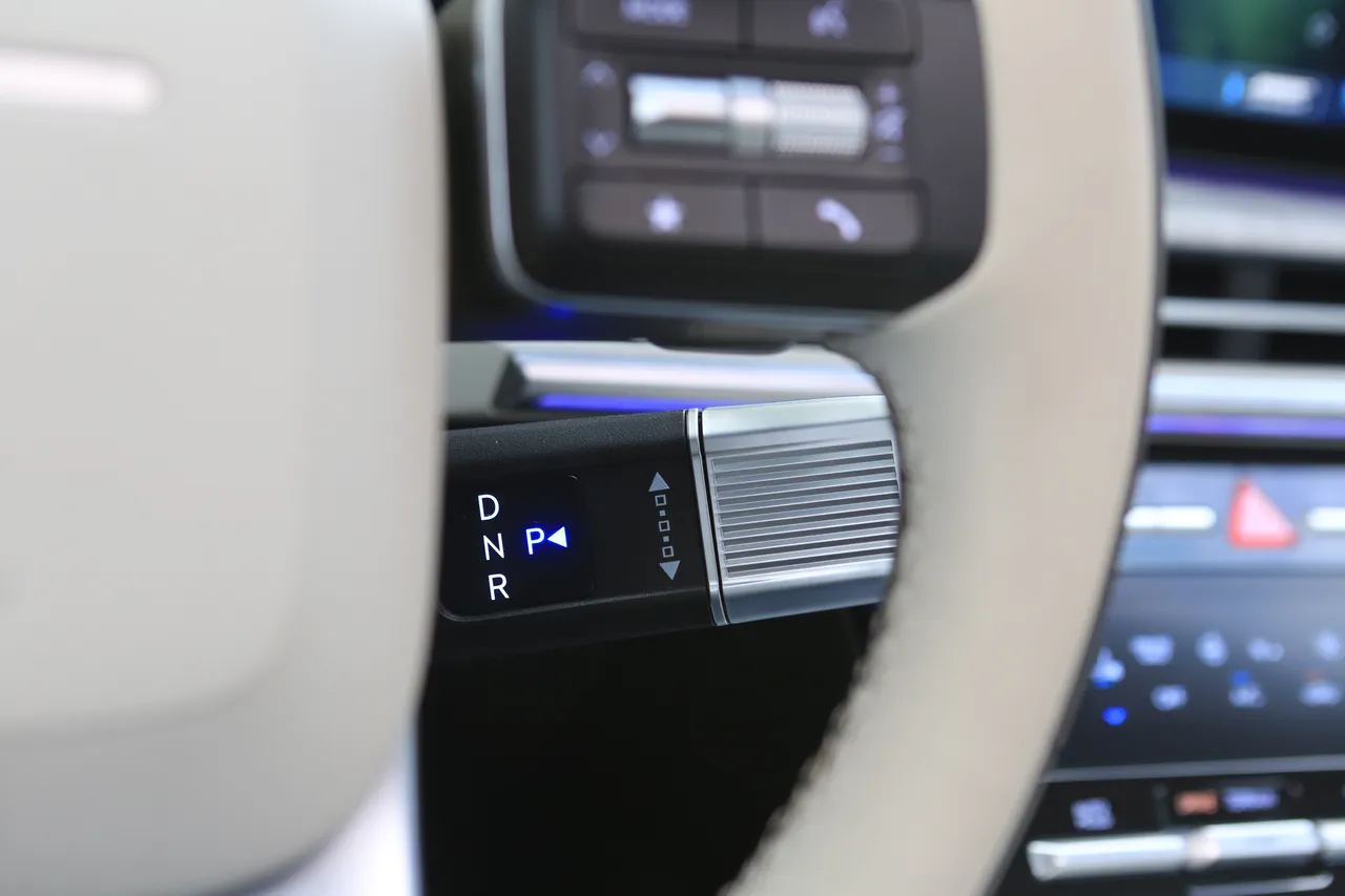 六速自排变速箱以舒适为优先，换档平顺且线性回馈明确，高速行驶或超车时动力充足却不刻意追求刺激。林浩升摄