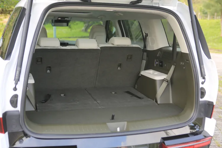 第三排座椅可完全傾倒，行李廂空間更寬敞可當大五人座使用，方便放置日常採購物品。林浩昇攝