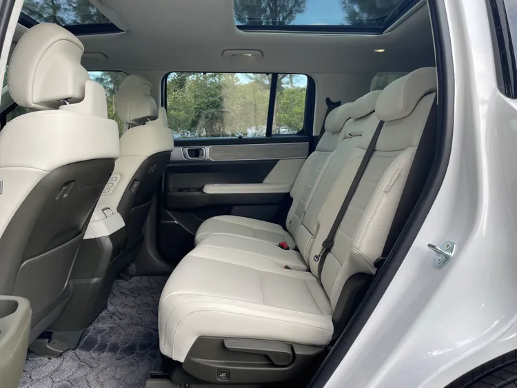 Santa Fe Calligraphy的空間優勢在能將後兩排座椅完整發揮，第二排座椅本體支撐性佳，前後滑移與椅背調整範圍大，實際乘坐感受已接近高階MPV水準，若再選配六人座設定，第二排獨立座椅更能營造出近似商務艙的乘坐氛圍。林浩昇攝