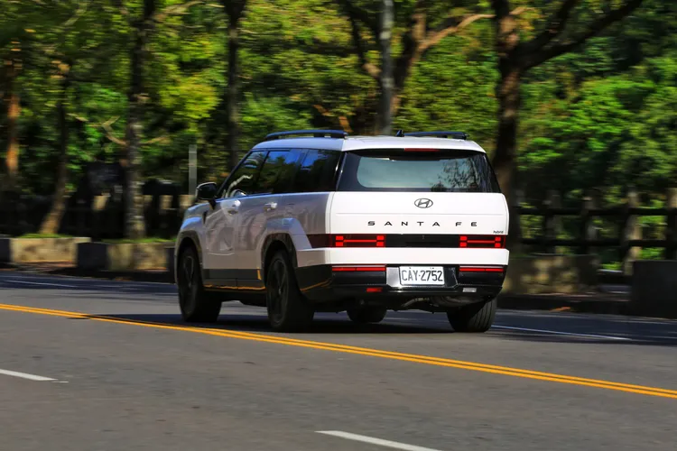 懸吊設定柔中帶穩，細膩吸收碎震與路面接縫，車身側傾受控，四驅系統增添濕滑路面安心感，長途駕駛下節奏穩定放鬆。林浩昇攝