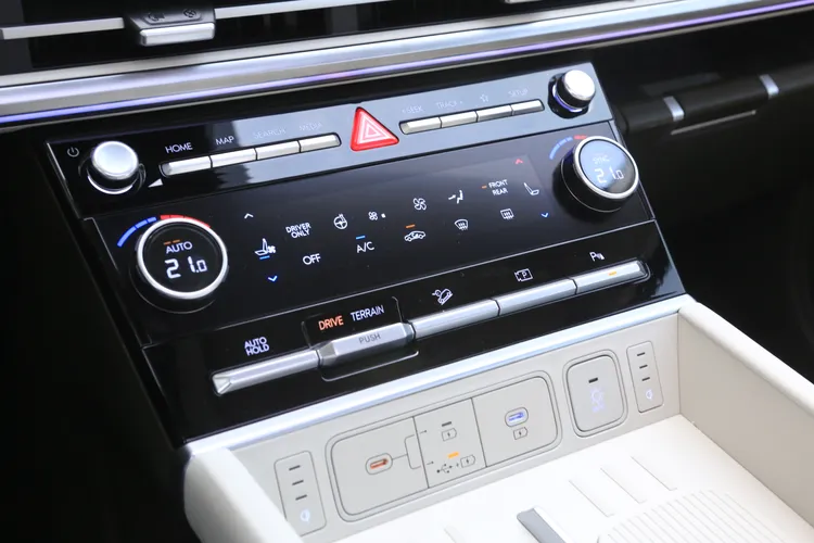 空調面板中央採觸控式按鍵，可控制雙前座通風、加熱與方向盤加熱等，周邊並保留常用功能的實體旋鈕及按鍵。林浩昇攝