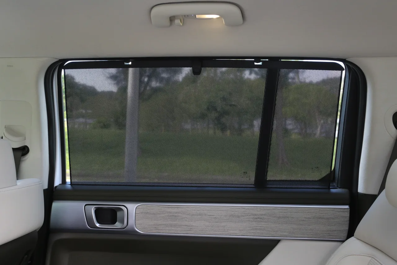 Santa Fe Calligraphy后座配备伸缩遮阳帘，可减少阳光直射并增加乘坐的私密性。林浩升摄