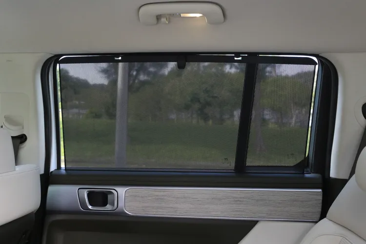 Santa Fe Calligraphy後座配備伸縮遮陽簾，可減少陽光直射並增加乘坐的私密性。林浩昇攝