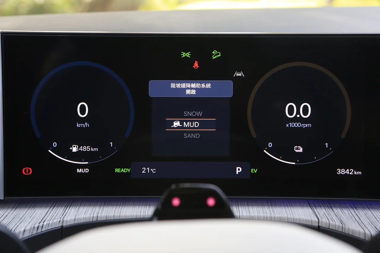 12.3吋数位仪表板会随行车模式切换调整外框色调，中间显示区则呈现速度、行车模式等资讯，清晰易读。林浩升摄