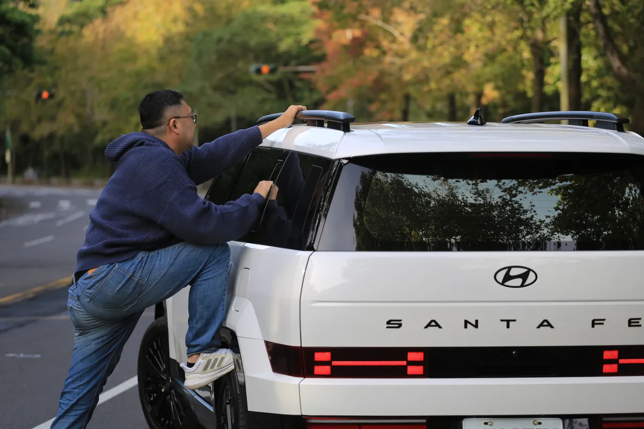 透过C柱Easy-Get辅助把手搭配轮胎踩踏支点，车主可轻松登上车侧操作车顶架。林浩升摄