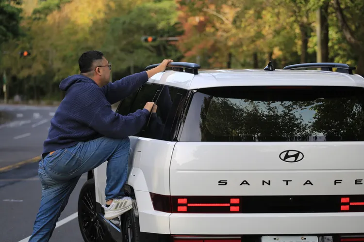 透過C柱Easy-Get輔助把手搭配輪胎踩踏支點，車主可輕鬆登上車側操作車頂架。林浩昇攝