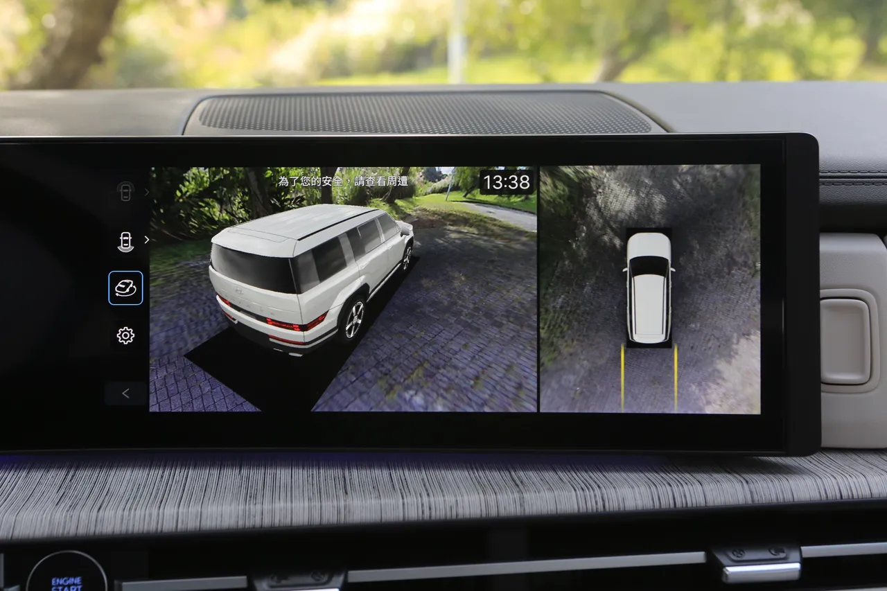 360度环景影像提供清晰画质与顺畅切换，让接近五米级距的七座休旅在市区巷弄或停车场中也能轻松操控。林浩升摄