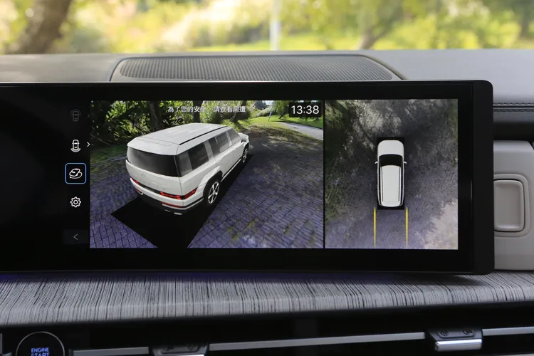 360度環景影像提供清晰畫質與順暢切換，讓接近五米級距的七座休旅在市區巷弄或停車場中也能輕鬆操控。林浩昇攝