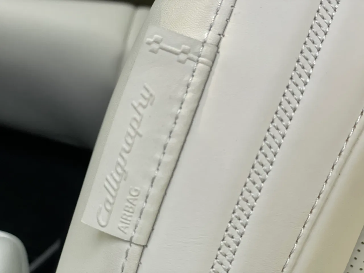 Calligraphy车型专属皮椅上的浮雕车标细节，展现更细腻的工艺质感。林浩升摄