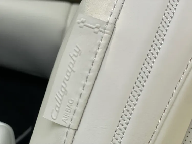 Calligraphy車型專屬皮椅上的浮雕車標細節，展現更細膩的工藝質感。林浩昇攝