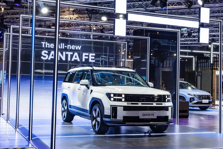 Hyundai大改款Santa Fe全車系搭載 1.6 升渦輪油電，售價172.9萬元起，此次試駕的旗艦Calligraphy書法版則為212.9萬元，加上可選配的六人座車型，共有八車型選擇。業者提供