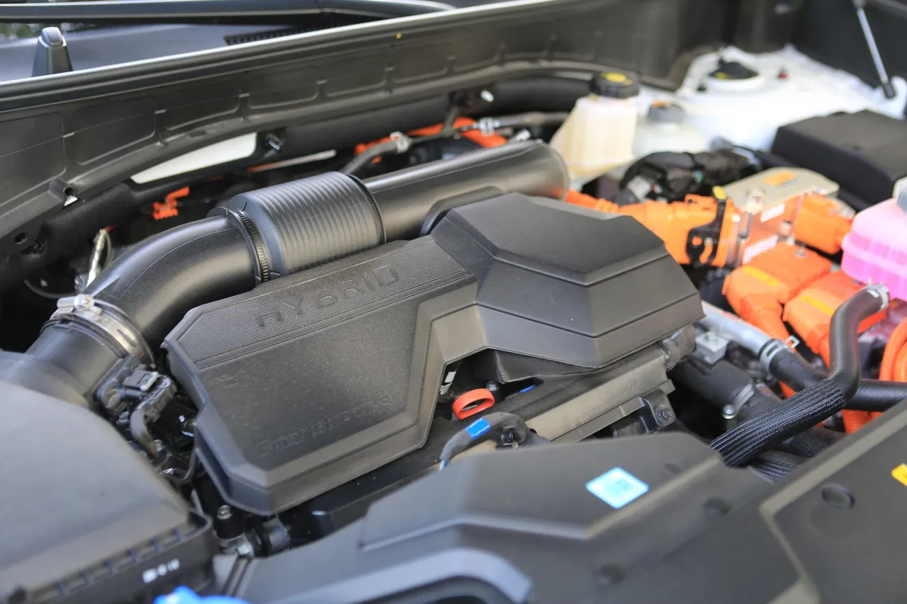 Santa Fe Calligraphy搭载1.6升四缸涡轮汽油引擎与1.49 kWh锂电池油电系统，综效输出达218ps/37.4kgm。林浩升摄