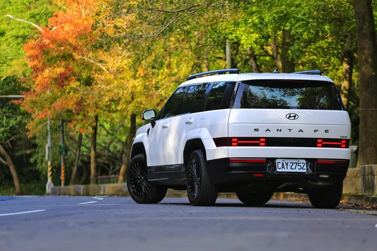 4830mm車長與1900mm車寬營造大器視覺，但1770mm車高仍兼顧停車便利，方正車尾設計不只展現氣勢，更為後座乘坐與行李空間帶來實質優勢。林浩昇攝