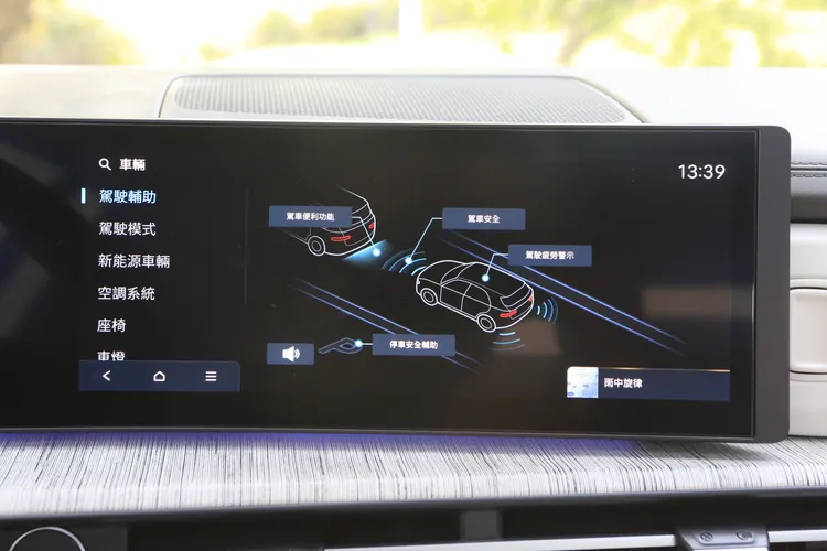 Santa Fe Calligraphy配備Level 2智慧駕駛輔助系統，提供車前、車後及對向來車碰撞警示與煞停輔助，安全防護相當完整。林浩昇攝