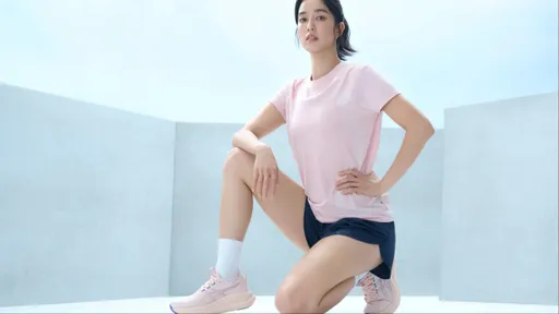 陈庭妮踩ASICS全新神鞋秀大长腿　顶级缓震跑鞋升级更弹了