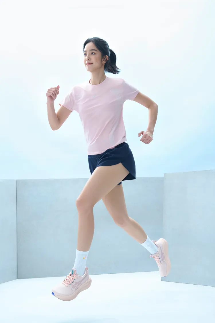 陳庭妮腳上的粉色GEL-NIMBUS 28搭載全新中底科技，讓步伐更加輕盈。品牌提供