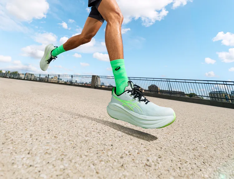 GEL-NIMBUS 28透過幾何式的中底結構、動態鞋帶孔等設計，全方位提升跑動舒適度。品牌提供