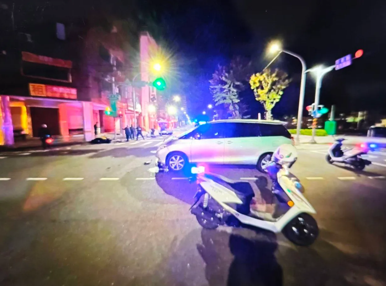 警方调阅监视器佐证，初步分析事故原因为休旅车闯红灯。翻摄画面