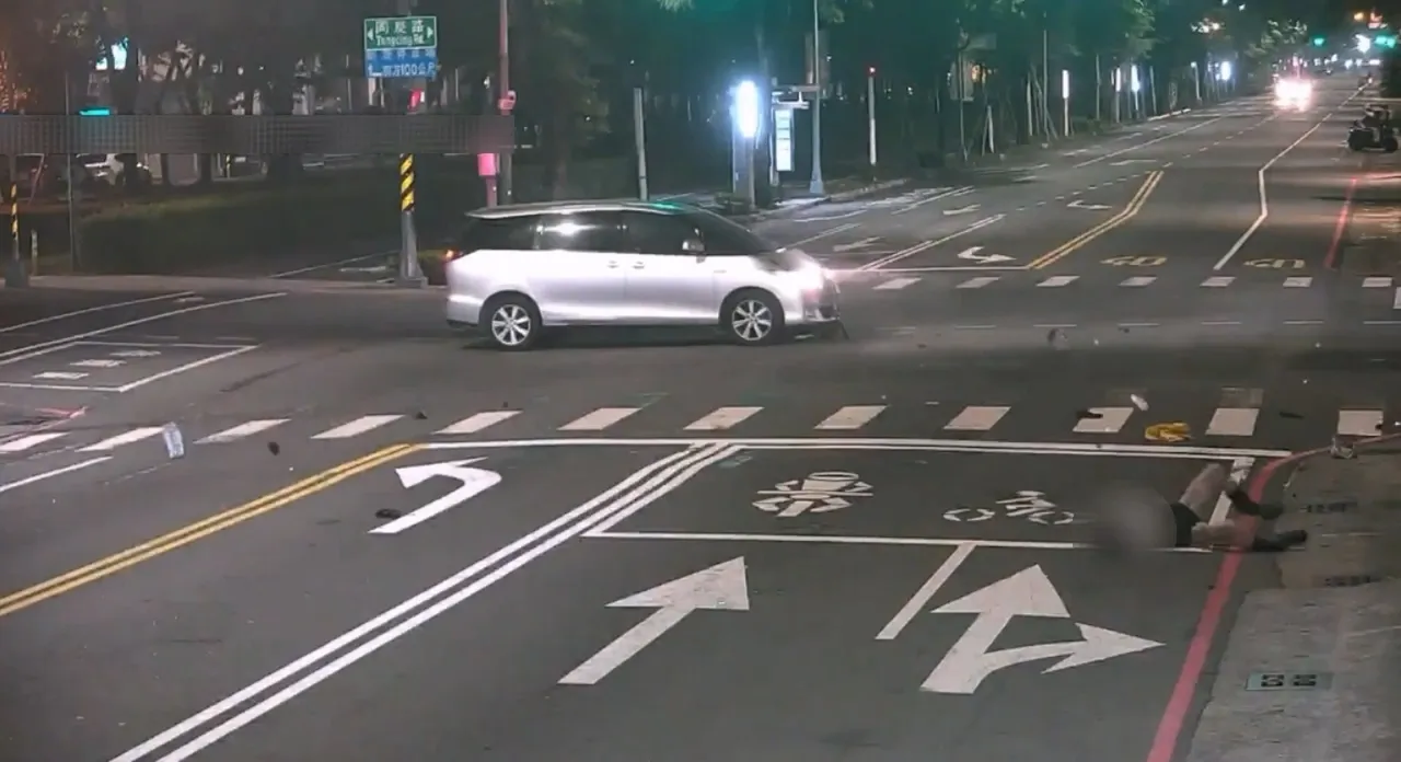 休旅车凌晨闯红灯！无照短裤长腿妹挨撞　滚地影片曝光