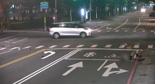 休旅车凌晨闯红灯！无照短裤长腿妹挨撞　滚地影片曝光