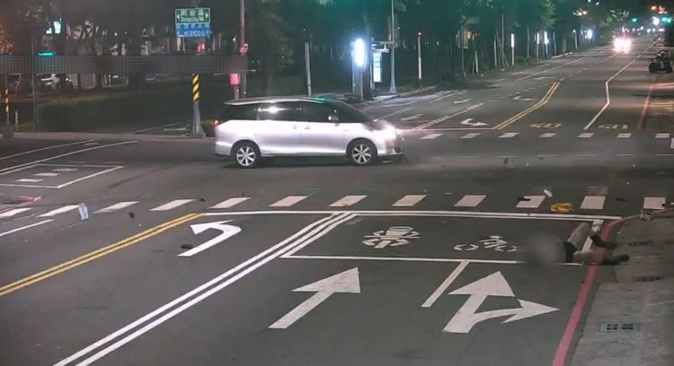 休旅車凌晨闖紅燈!無照短褲長腿妹挨撞 滾地影片曝光