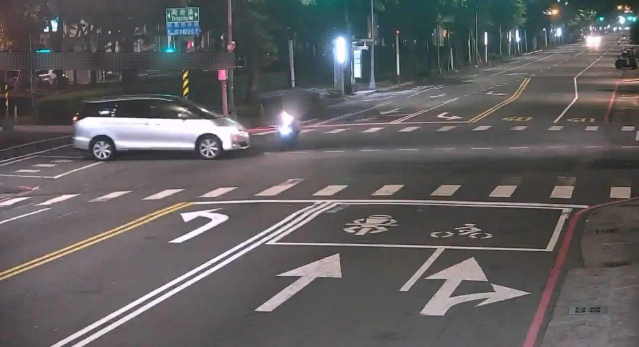 警方调阅监视器佐证，初步分析事故原因为休旅车闯红灯。翻摄画面