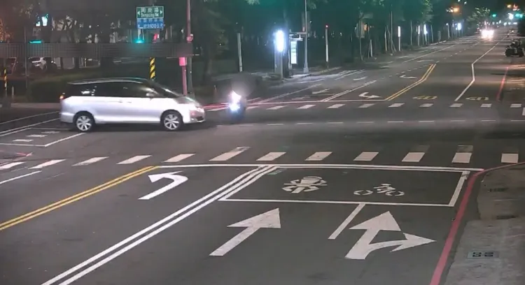 警方調閱監視器佐證，初步分析事故原因為休旅車闖紅燈。翻攝畫面