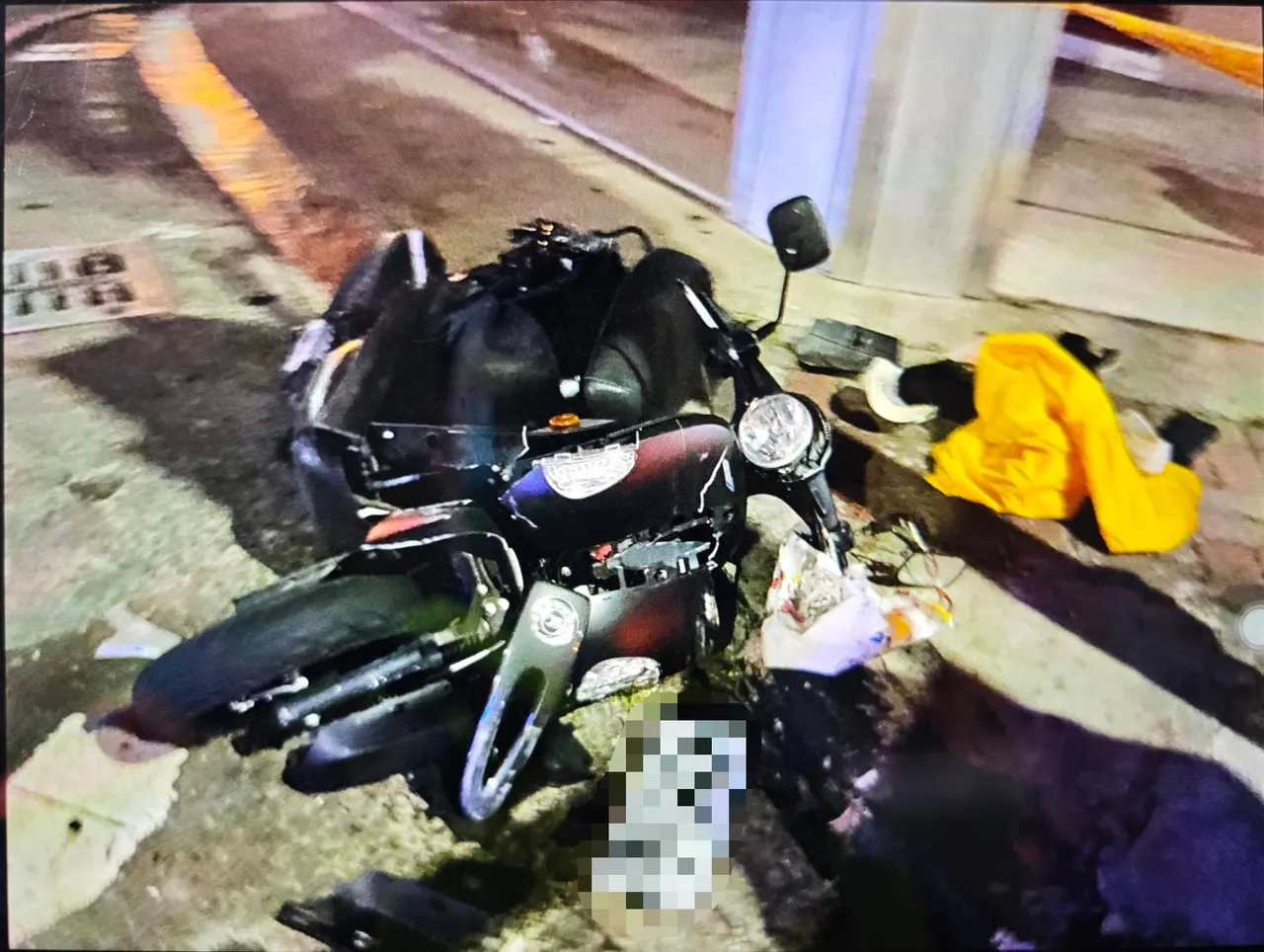 女骑士机车被撞成废铁。翻摄画面