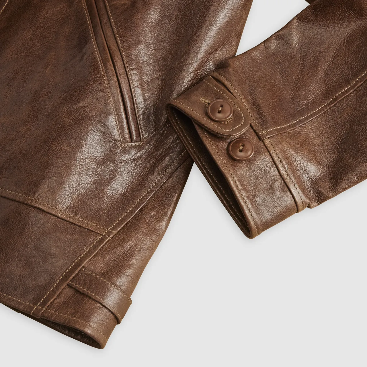 复刻版完整保留爱因斯坦皮夹克的经典特色，包括独特圆形衣领和袖口。品牌提供