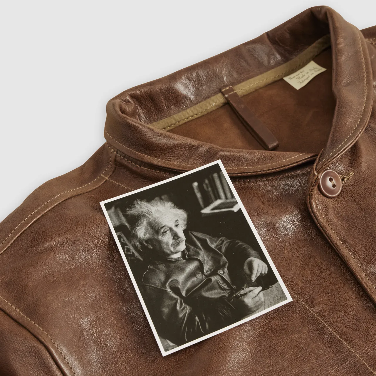 照片中的爱因斯坦正是身穿Levi’s Menlo Cossack皮夹克。品牌提供