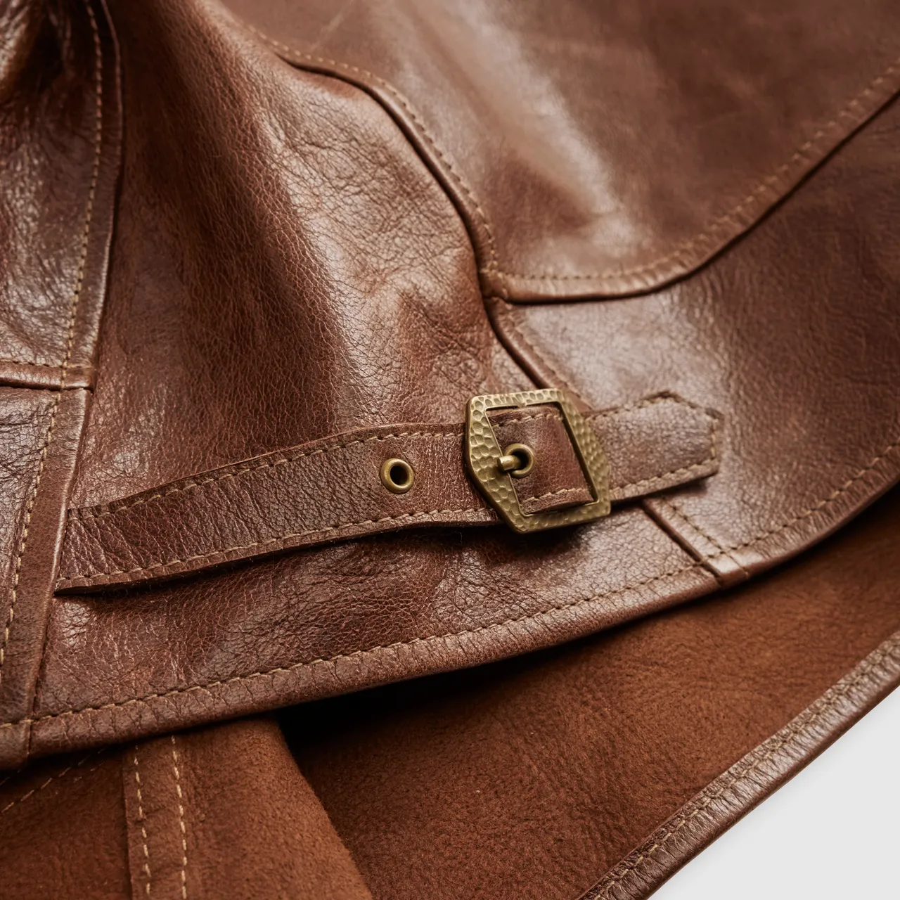 侧身的铜制扣环与调节带同样是原本夹克就有的设计。品牌提供