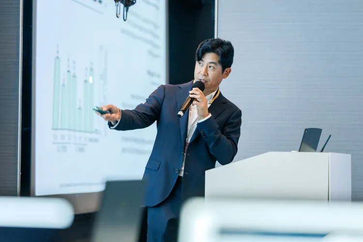 韩国知名外科医师吴铭埈（音译）表示，Z音波能达到能量分层精准调控的关键主要在其独特的线性（Linear）技术，使能量传递比传统点状模式更加均匀。