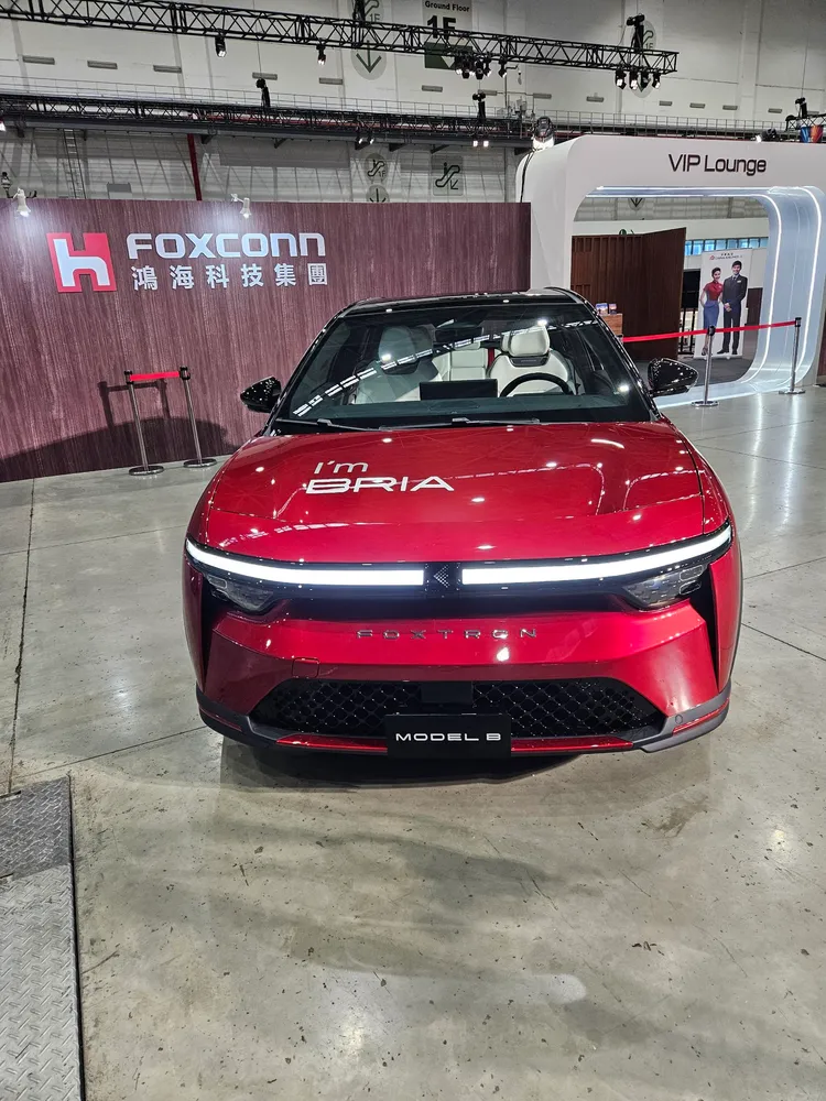 鴻海科技日第二天的民眾日，就看到Model B前車蓋上貼著「Bria」字樣。讀者提供