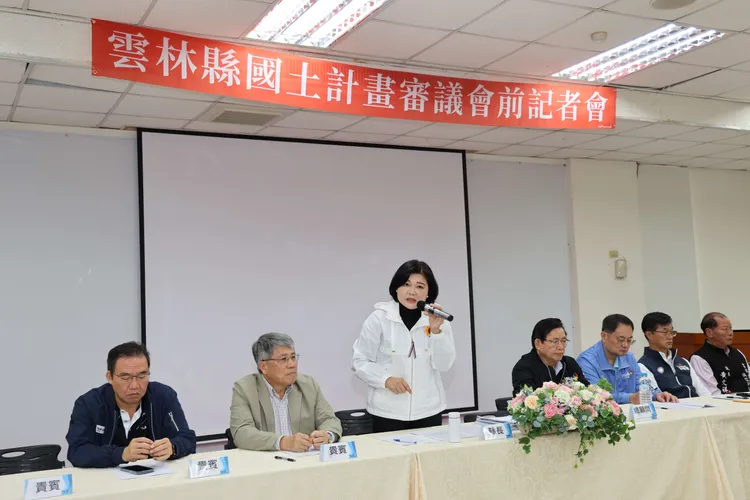 雲林縣縣長張麗善今天邀集縣府單位、各級民代、農會、專家學長等單位，呼籲中央取消國土功能分區中農1、農2的分類。雲縣府提供
